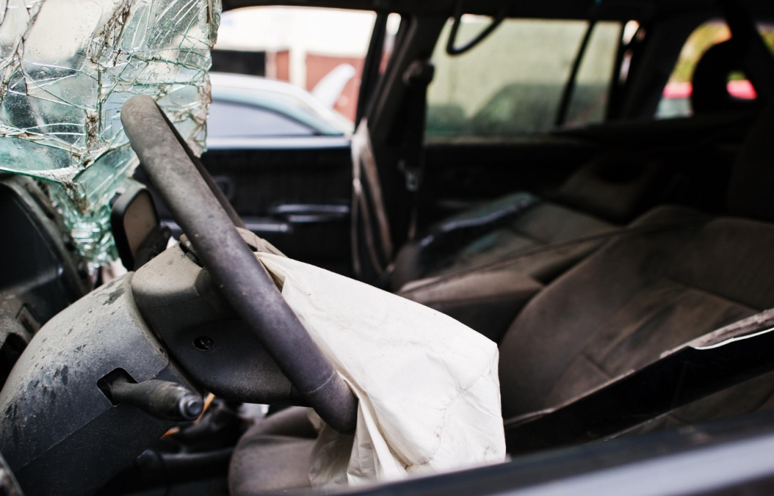 Dramatyczny wypadek na Dolnym Śląsku: samochód doszczętnie zniszczony
