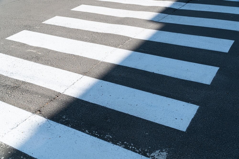 Wrocław wprowadza nowe ostrzeżenia: jak bezpiecznie przechodzić przez jezdnię w erze tramwajów