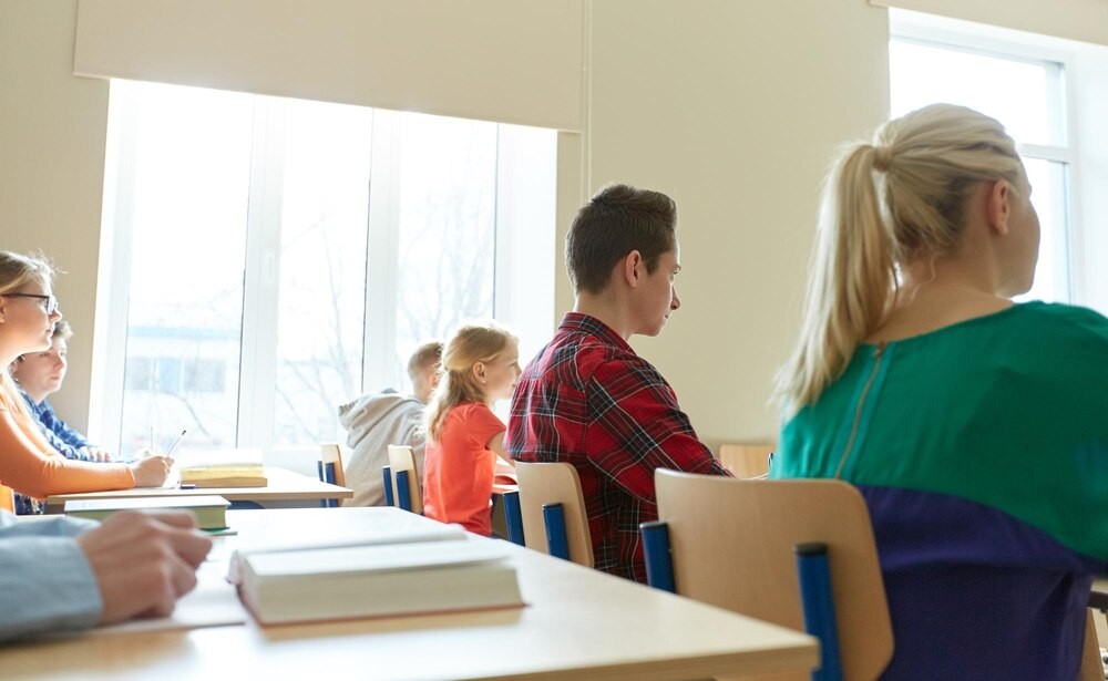 Policjantka edukuje uczniów Technikum Leśnego w Miliczu o bezpieczeństwie i odpowiedzialności prawnej